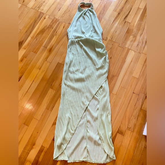 GREEN PLEATED ASYMMETRICAL FRONT MAXI DRESS - Picture 5 of 5